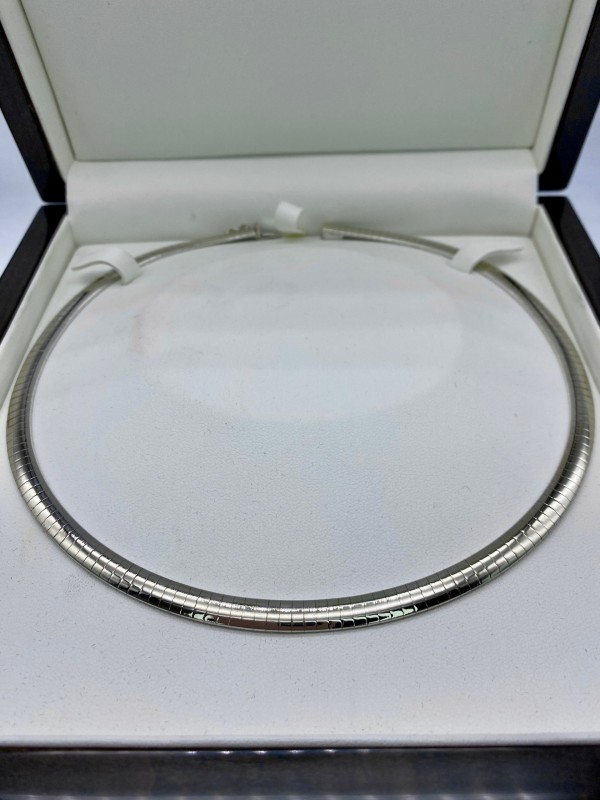 Collier en or blanc 750/1000ème large maille omega semi rigide plate en dépôt vente chez Or Ligne à La Teste sur le Bassin d'Arcachon
