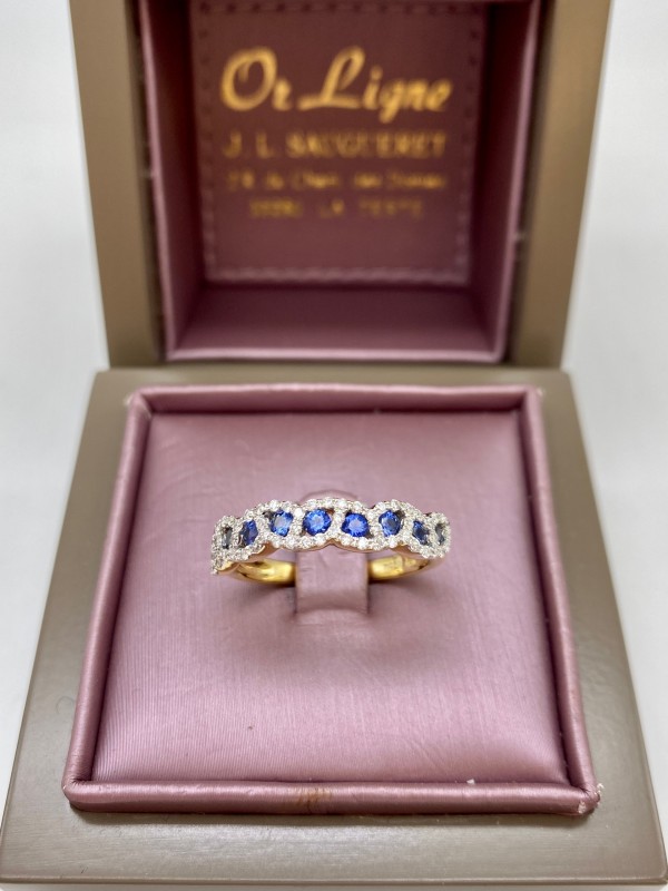 Bague style 1/2 tour complet bague en or 750/1000ème saphirs et diamants chez Or Ligne dans sa vitrine de bijoux en dépôt vente à La Teste près de Bordeaux