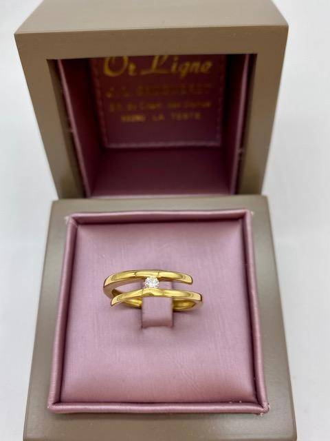 Acheter en ligne bague de fiançailles moderne et originale pas cher chez Or Ligne à La Teste parmi sa vitrine de bijoux en dépôt vente