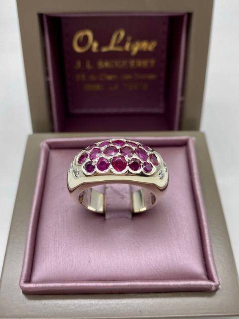 Bague jonc bombé massive en or blanc 750/1000ème rubis et diamants en dépôt vente chez Or Ligne à La Teste sur le Bassin d'Arcachon