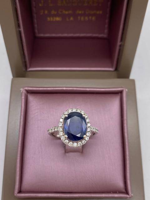 Bague en or blanc 750/1000ème saphir bleu de plus de 3 carats et pavage diaman ts en dépôt vente chez la bijouterie Or Ligne à La Teste en Gironde