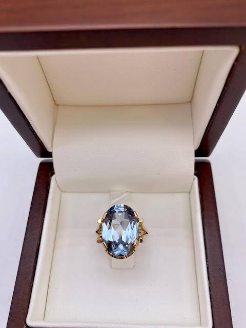 Brillez de Mille Feux : Bague en Or Jaune 750 avec Topaze Bleue chez Or Ligne près de Bordeaux