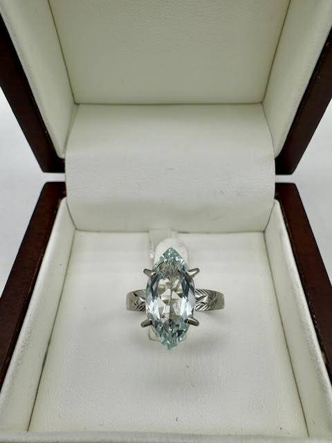 Luxe et Calme : La Bague en Aigue-Marine qui Charmera Votre Cœur chez Or Ligne sur le Bassin d'Arcachon