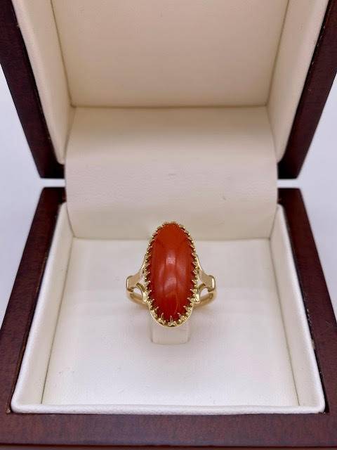 Or Ligne Présente : La Bague Marquise en Or et son Captivant Corail Rouge