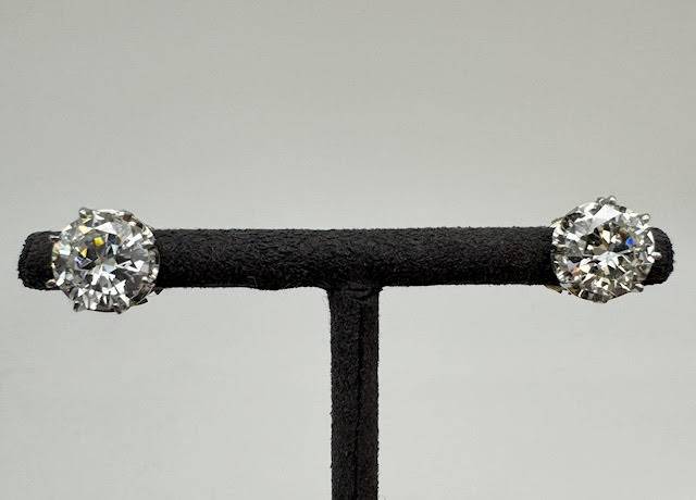 Une Pièce Maîtresse : Les Puces d'Oreilles en Diamant de la Bijouterie Or Ligne près de Bordeaux