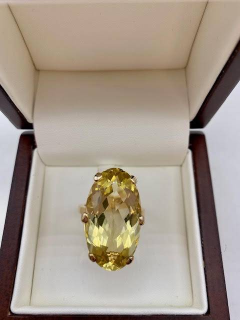 Une bague d'exception : Citrine ovale de 8 carats sertie dans de l'or jaune 750/1000ème chez Or Ligne à La Teste de Buch en Gironde