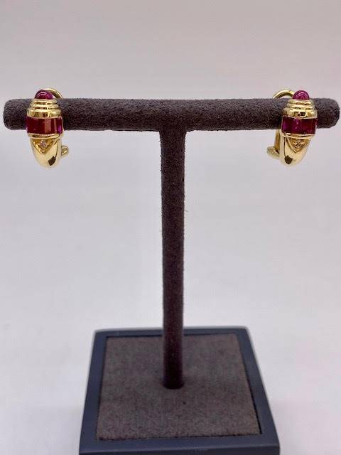 Or Ligne Présente : Éclat et Raffinement avec des Boucles d'Oreilles en Or, Rubis et Diamants
