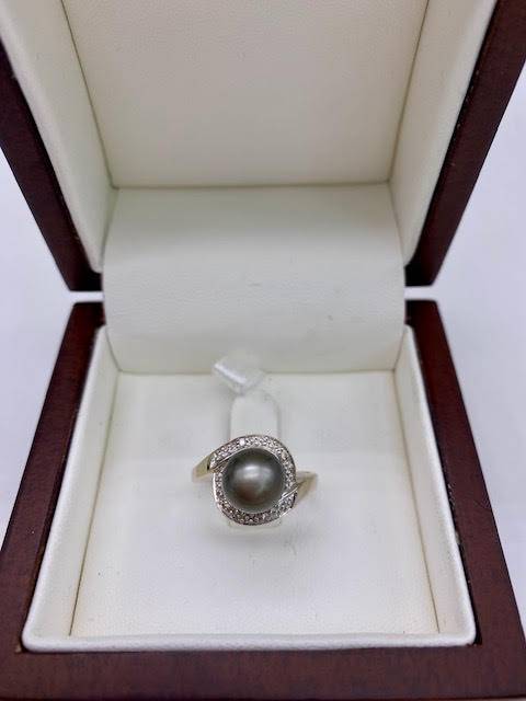 Éclat Polynésien : La Bague en Or Blanc et Perle de Tahiti de la Bijouterie Or Ligne à côté des Landes