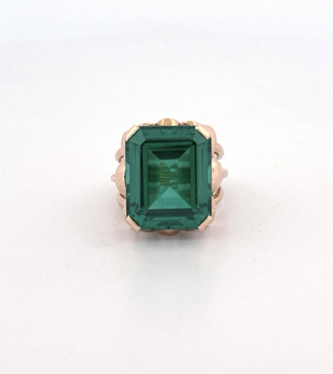 Une Bague Massivement Élégante en Or et Émeraude de Synthèse : Découvrez ce Bijou Unique chez Or Ligne à côté d'Arcachon