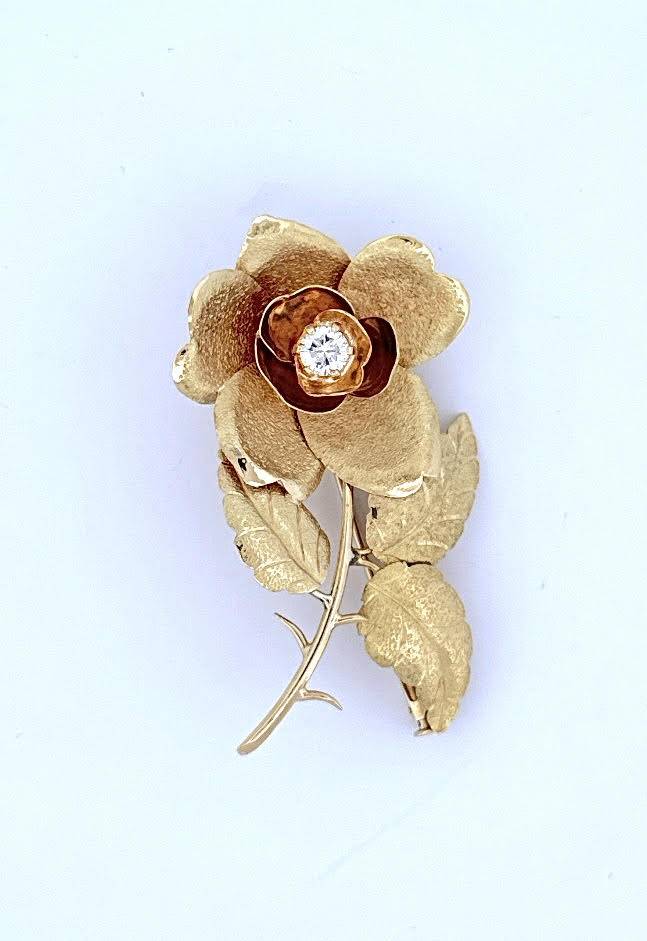 Accessoire chic : Broche Fleur en Or et Diamant, tendance et glamour Or Ligne près du Ferret