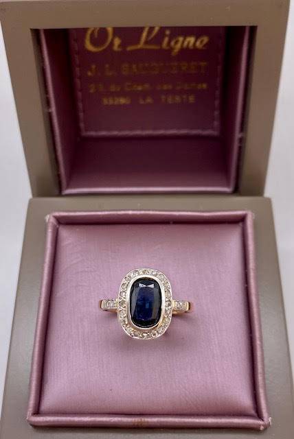 Bague ancienne de fiançailles 2 ors 750/1000ème saphir bleu taille coussin et entourage diamants rose en dépôt vente chez Or Ligne à La Teste de Buch sur le Bassin d'Arcachon