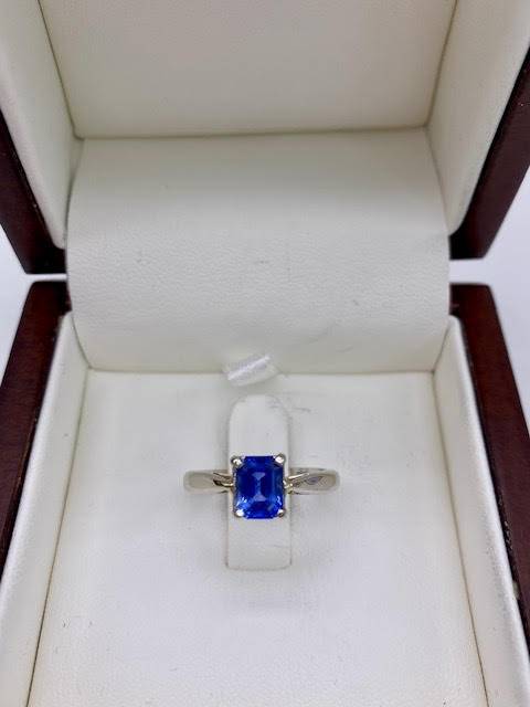 L'Essence du Luxe: Découvrez la Bague Or Blanc 750 et Saphir de Ceylan chez Or Ligne à La Teste de Buch près d'Arcachon