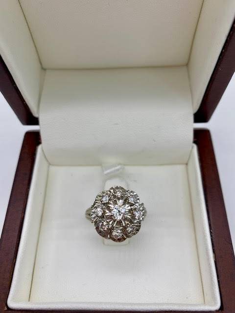 L'Éclat du Temps : Bague Vintage en Or Blanc et Diamants chez Or Ligne en Gironde