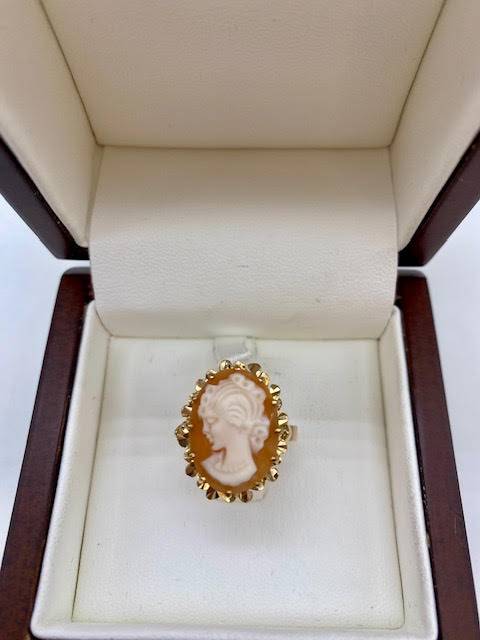 Élégance Intemporelle: La Bague Camée en Or de la Bijouterie Or Ligne sur La Teste de Buch en Gironde