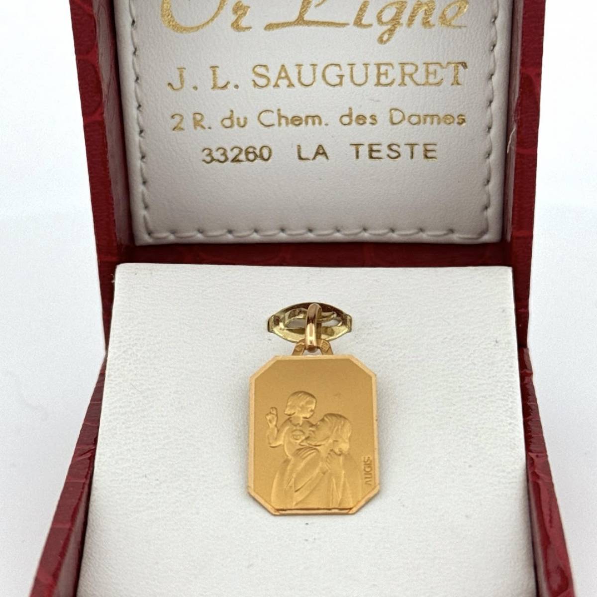 Protection Élégante : Découvrez la Médaille Saint Christophe en Or Signée Augis chez Or Ligne en Gironde
