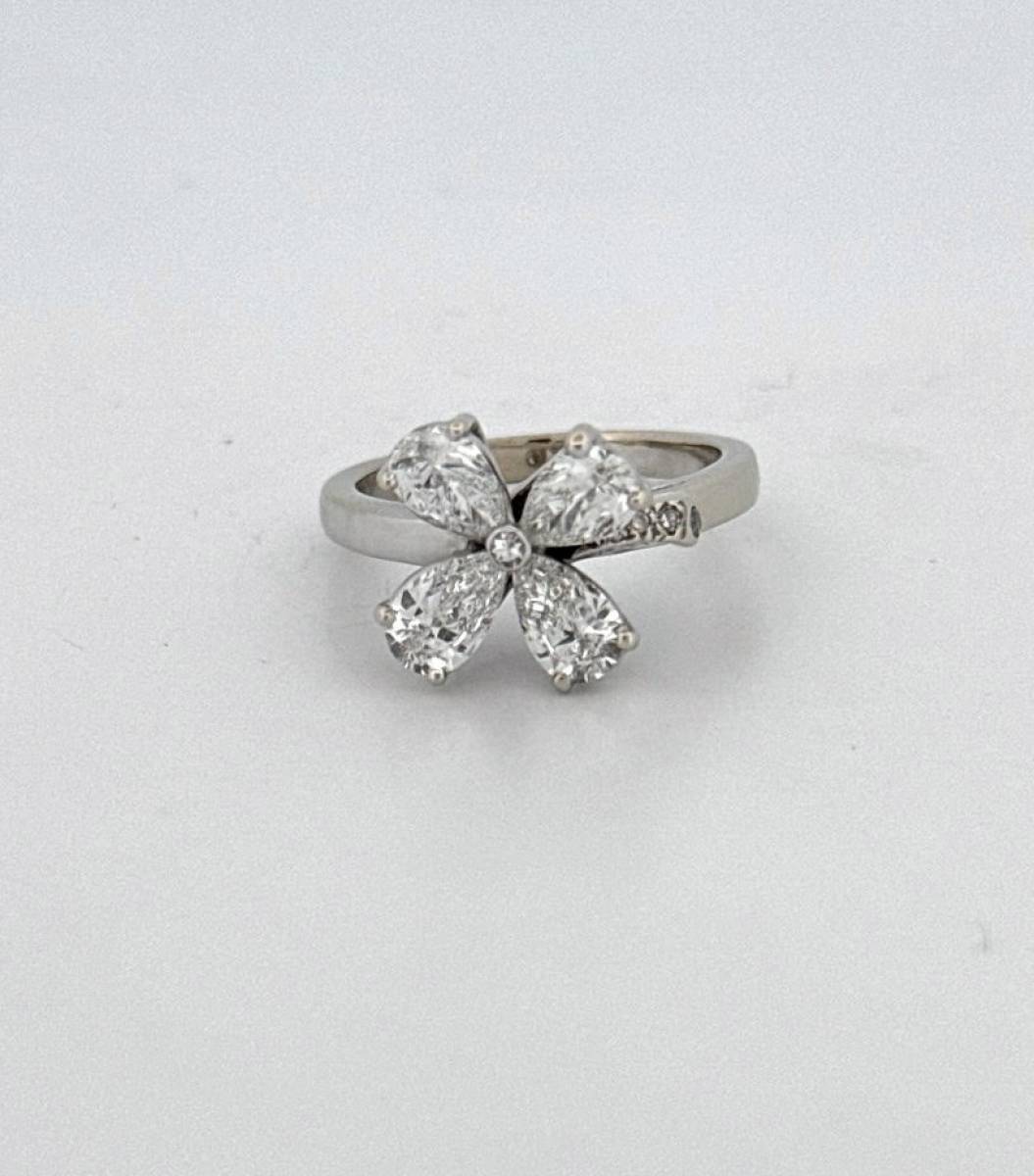 Chance et Éclat : Sublime Bague Trèfle en Or Blanc et Diamants chez Or Ligne à La Teste de Buch